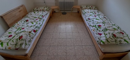 Zwei Betten im Doppelzimmer